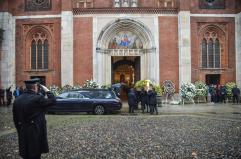 Funerali Vanoni, dopo l'omelia Fresu suona 'L'appuntamento'