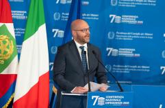 Fontana, impegno assoluto contro violenza sulle donne