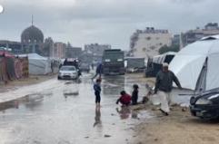 Gaza sommersa dalla pioggia, allagate le tende dei campi profughi