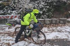 In bici sotto la neve verso l'Austria per una gara di sci
