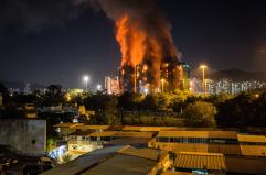 Maxi incendio ad Hong Kong, grattacieli in fiamme, quattro morti