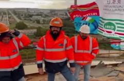 Eurallumina, dieci giorni sul silo a 40 metri: l'appello degli operai a Calderone