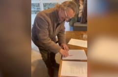 La "famiglia nel bosco" accetta una nuova casa, la firma di papa' Nathan