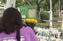 A Hong Kong folla crescente depone fiori per i 128 i morti nel rogo