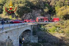 Auto precipita da un ponte, tre morti in Sardegna