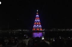 Botafogo Beach, inaugurato albero di Natale di 80 metri con fuochi d'artificio