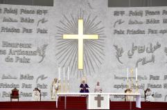 Il Papa, basta attacchi in Libano, lotta armata non aiuta