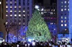 New York, acceso l'albero di Natale al Rockefeller Center