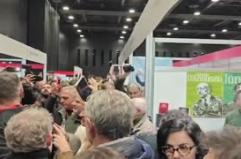 Editore Passaggio al Bosco: "Rispondiamo col sorriso alle contestazioni"