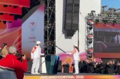 Milano Cortina, la fiaccola lascia lo stadio dei Marmi in mano a Polonara