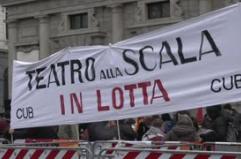 "Soldi ai teatri e alla cultura", la protesta in piazza della Scala