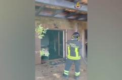 Donna trovata morta in casa in Umbria, a fuoco il tetto dell'abitazione