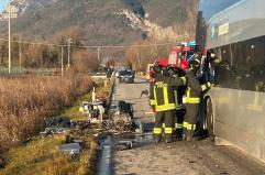 Auto contro corriera, morto automobilista, feriti studenti