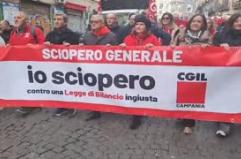 Sciopero generale a Napoli, il corteo per le vie della citta'