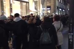 Milano, vie del centro affollate per lo shopping natalizio