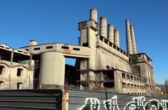 Diciannovenne muore cadendo dal tetto di un capannone abbandonato