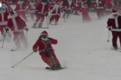 Stati Uniti, centinaia di Babbi Natale sciano sulle piste del Maine