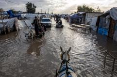 A Gaza piove a dirotto, spazzate via le tende degli sfollati