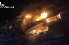 Drone contro un grattacielo a Zaporizhzhia, soccorritori al lavoro