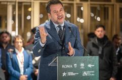 Salvini, Lega voter&agrave; decreti sulle armi solo con un cambio di passo