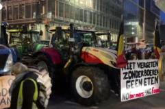 Bruxelles, gli agricoltori protestano con i trattori durante il vertice UE