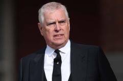 Tra i file su Epstein una foto di Andrea sdraiato su alcune donne