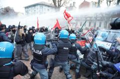 Scontri tra manifestanti e polizia a Torino
