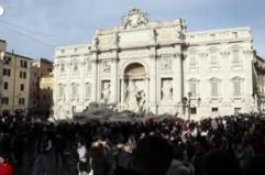 Fontana di Trevi a pagamento: la novita' che divide cittadini e turisti