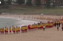 Sydney, l'omaggio dei bagnini alle vittime di Bondi Beach