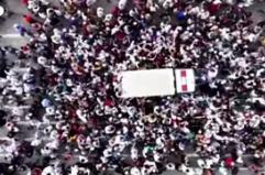 Bangladesh, in migliaia al funerale di uno dei leader della rivolta del 2024 ucciso a Dacca