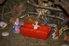 A Terni per Ges&ugrave; una mangiatoia rossa come le panchine contro i femminicidi