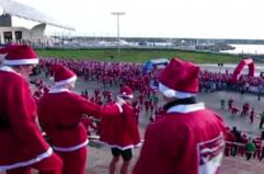 A Barcellona migliaia di runner-Babbi Natale partecipano a una gara di 5 km