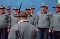 A Palazzo Chigi gli alpini cantano l'inno. E anche Meloni, nel finale, non rinuncia al "si'"