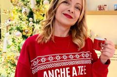 Gli auguri social di Meloni, sul maglione 'anche a te e famiglia'