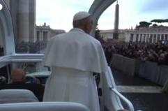 Il Papa a sorpresa in piazza San Pietro con la Papamobile