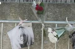 Brigitte Bardot, fiori e fotografie davanti la storica proprieta' di Saint-Tropez