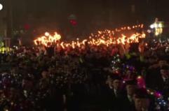 A Edimburgo si festeggia l'arrivo del nuovo anno tra vichinghi e cornamuse