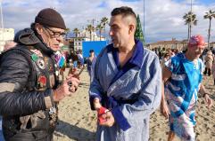 Tuffo di Capodanno per Vannacci a Viareggio. In acqua 769 persone