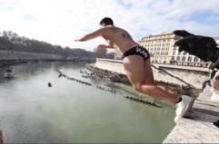 Capodanno a Roma, il tuffo di Mister Ok nel Tevere non e' il solo