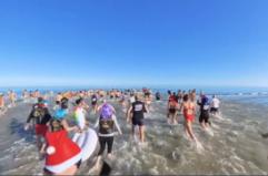 Capodanno a Riccione, in centinaia per il tradizionale bagno a mare