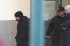 Milano, autopsia di Aurora Livoli. I genitori portano un mazzo di fiori