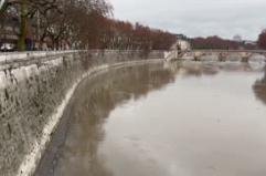 Maltempo a Roma, chiuse le banchine sul Tevere