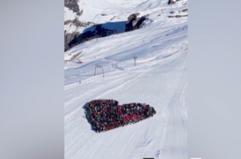 Crans-Montana, sulla pista da sci l'omaggio alle vittime