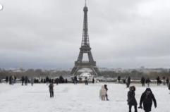 Parigi sotto la neve, si imbianca anche la Torre Eiffel
