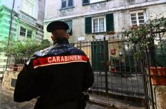 Il compagno l'accoltella, si butta dal balcone per salvarsi