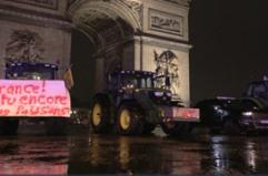 Parigi, la protesta contro il Mercosur arriva sotto la Tour Eiffel e l'Arco di trionfo