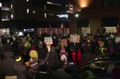 Ancora proteste per la donna uccisa a Minneapolis, i manifestanti davanti all'hotel che ospita agenti federali