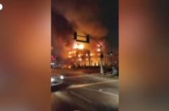 Iran, edificio governativo in fiamme mentre scoppiano nuove manifestazioni