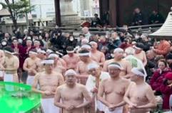Tokyo, fedeli celebrano il Kanchu Misogi, l'antica cerimonia di purificazione in acqua ghiacciata
