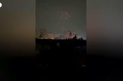 Teheran, manifestanti radunati in piazza Punak: fuochi d'artificio in cielo